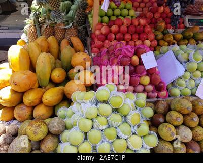 Fruits mûrs juxtaposés à un marché local de fruits et légumes au Sri Lanka Banque D'Images