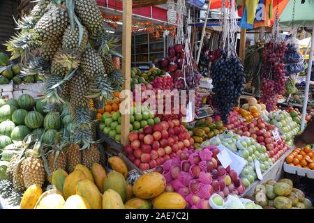 Fruits mûrs juxtaposés à un marché local de fruits et légumes au Sri Lanka Banque D'Images