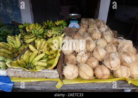 Les bananes et les noix de coco sur le comptoir à un marché local de fruits et légumes au Sri Lanka Banque D'Images