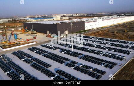 Vue aérienne de nouveau modèle Tesla fabriqué 3 voitures électriques sur le parking à l'Gigafactory 3 Tesla dans Lingang, Shanghai, Chine, le 7 décembre t Banque D'Images