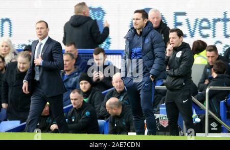 Everton gestionnaire intérimaire Duncan Ferguson (à gauche) et Frank Lampard Chelsea manager sur la ligne de touche lors de la Premier League match à Goodison Park, Liverpool. Banque D'Images