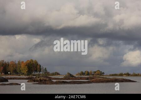 Scène d'automne dans Vita Sannar. Moody ciel sur la rive du lac Vanern. Banque D'Images