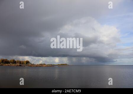 Ciel dramatique sur le lac Vanern, Suède. Banque D'Images