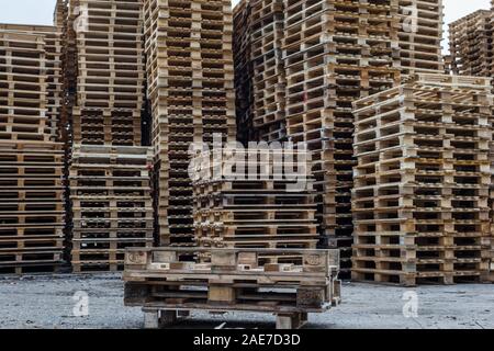 Des piles de palettes en bois en plein air en Allemagne. Banque D'Images