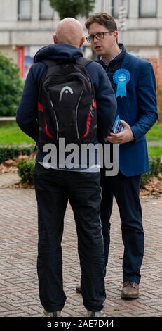 Brentwood Essex UK, 7 décembre 2019 Campagne électorale générale - Alex Burghart, parlementaire conservateur candidat à Brentwood et Ongar (face à l'appareil photo) sur la campagne électorale dans la région de Brentwood Essex Crédit britannique Ian DavidsonAlamy Live News Banque D'Images