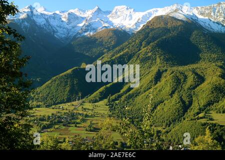 Paysage magnifique des montagnes du Caucase et la vallée dans la région de Svaneti, région de Géorgie Banque D'Images