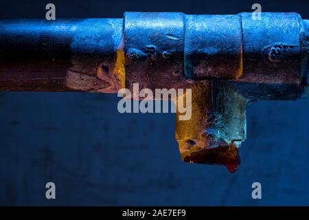 Des gouttes de sang de la casse d'un tube en cuivre. Banque D'Images