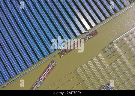 Vue aérienne de tableaux de panneaux solaires à une centrale photovoltaïque sur les hauts fonds à Ningbo City, Zhejiang Province de Chine Orientale sur Décembre 7th, 2019 Banque D'Images