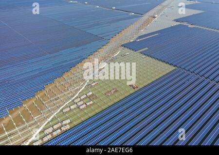 Vue aérienne de tableaux de panneaux solaires à une centrale photovoltaïque sur les hauts fonds à Ningbo City, Zhejiang Province de Chine Orientale sur Décembre 7th, 2019 Banque D'Images