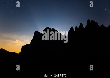 Nuit paysage sur la montagne Odle groupe dans la vallée de Funes. Le parc naturel Puez-Odle. Les Dolomites du Trentin-Haut-Adige. Alpes italiennes. Banque D'Images