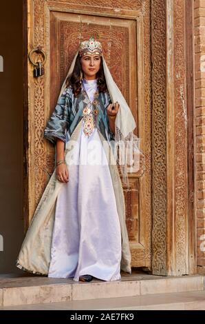 Mariée en vêtements traditionnels posant devant de la célèbre place du Registan, Samarkand, Ouzbékistan, l'Asie centrale Banque D'Images
