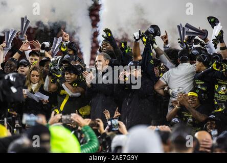 Déc 06 2019 Santa Clara, CA U.S.A. CIP 12 commissaire Larry Scott célébrer avec l'Oregon Ducks CIP12 championnat de football gagner les Utah Utes 37-15 victoire à Santa Clara en Californie Stade Levi James Thurman/CSM Banque D'Images