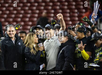 Déc 06 2019 Santa Clara, CA États-unis d'équipe de football de l'Université d'Oregon, entraîneur-chef Marico Cristobal et PAC 12 commissaire Larry Scott célébrer le CIP12 championnat de football gagner entre l'Oregon et les Utah Utes Canards 37-15 victoire à Santa Clara en Californie Stade Levi James Thurman/CSM Banque D'Images