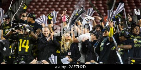 Déc 06 2019 Santa Clara, CA États-unis d'équipe de football de l'Université d'Oregon, entraîneur-chef Marico Cristobal et PAC 12 commissaire Larry Scott célébrer le CIP12 championnat de football gagner entre l'Oregon et les Utah Utes Canards 37-15 victoire à Santa Clara en Californie Stade Levi James Thurman/CSM Banque D'Images