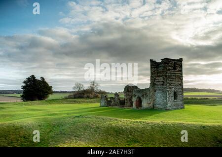 Knowlton Church et terrassements à Paris une église normande construite au 12ème siècle située sur un rituel néolithique henge earthworks Banque D'Images