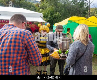 Adygea, Russie - le 21 septembre 2019 : les touristes boivent du thé avec du miel au samovar au festival des fromages Adyghe Banque D'Images