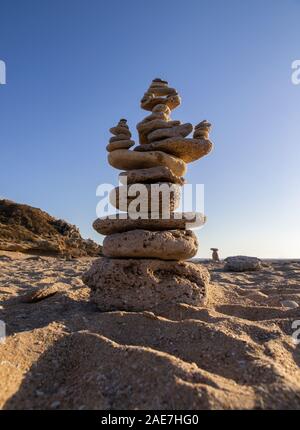 Pile de pierres en équilibre sur la plage du phare de Trafalgar. Cádiz, Andalousie. Espagne Banque D'Images