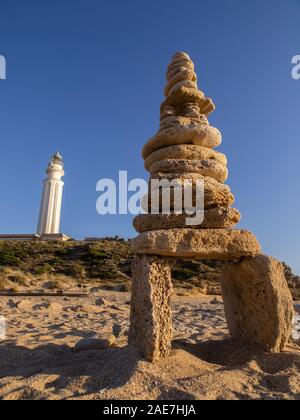 Pile de pierres en équilibre sur la plage du phare de Trafalgar. Cádiz, Andalousie. Espagne Banque D'Images
