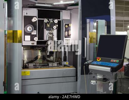 EDM machines pièce de coupe dans l'atelier Banque D'Images