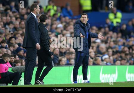 Gestionnaire de Chelsea Frank Lampard (droite) des gestes sur la ligne de touche lors de la Premier League match à Goodison Park, Liverpool. Banque D'Images
