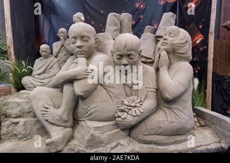 Garderen,hollande,05-12-2019:sculpture de sable de buddist moines avec l'Asie les jeunes assis devant avec des fleurs, créée pour l'winterfair annuel en garderen en Hollande Banque D'Images