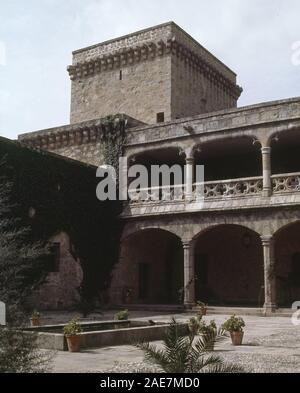 PLAZA DE ARMAS Y TORRE CUADRADA DEL CASTILLO DE LOS CONDES DE Parador de OROPESA CONVERTIDO EN CONSTRUCCION DDE LOS SIGLOS XIV/XV. Emplacement : CASTILLO PALACIO DE LOS CONDES DE OROPESA. Jarandilla de la Vera. CACERES. L'ESPAGNE. Banque D'Images