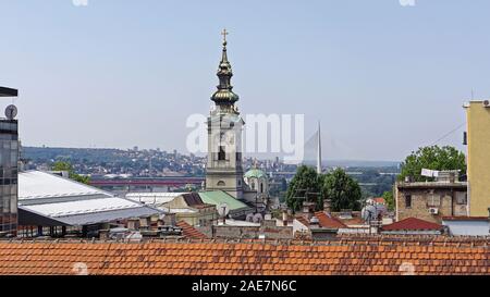 Clocher de l'église et Ada bridge pylon à Belgrade, Serbie Banque D'Images