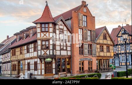 Exempel Schustuben und quartier Langer Hals boutique hôtel médiéval à ossature bois bâtiment historique Altstadt Tangermünde Saxe-Anhalt Allemagne. Banque D'Images