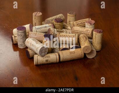 Collection de bouchons de bouteilles de vin de qualité fine vins rouges y compris St Emilion, Rioja, Chateau Meaume, Bordeaux, Fayolle Banque D'Images