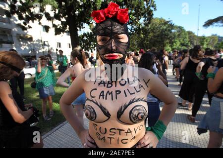 Buenos Aires, Buenos Aires, Argentine. 6e déc, 2019. Les femmes et les groupes féministes démontrer par le centre-ville de Buenos Aires contre la violence de genre. Credit : Claudio Santisteban/ZUMA/Alamy Fil Live News Banque D'Images