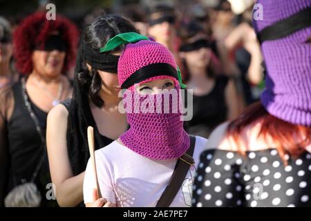 Buenos Aires, Buenos Aires, Argentine. 6e déc, 2019. Les femmes et les groupes féministes démontrer par le centre-ville de Buenos Aires contre la violence de genre. Credit : Claudio Santisteban/ZUMA/Alamy Fil Live News Banque D'Images