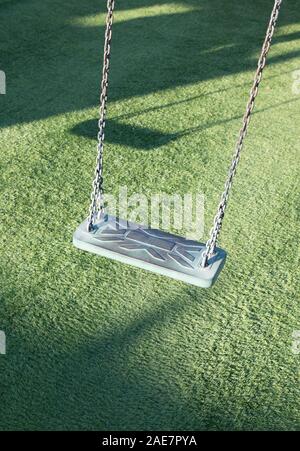 Jeux pour enfants sur balançoire vide,enfants,swing dans le parc,balançoire en bois balançoire en bois avec le gazon artificiel Banque D'Images