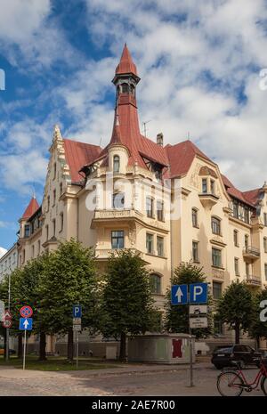 Riga Art Nouveau (Jugendstil), jaune maison d'angle avec une tourelle sur le toit de la rue Alberta (Alberta iela), 12 Banque D'Images