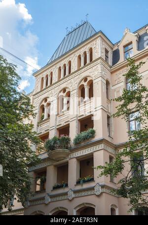 Riga Art Nouveau (Jugendstil), fragment de maison d'angle sur la rue Antonijas, grands balcons décorés de fleurs Banque D'Images