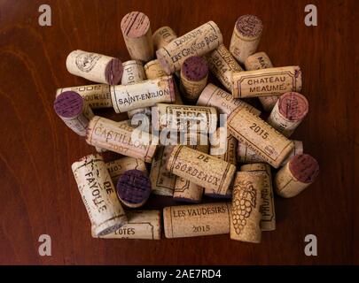 Collection de bouchons de bouteilles de vin de qualité fine vins rouges y compris St Emilion, Rioja, Chateau Meaume, Bordeaux, Fayolle Banque D'Images