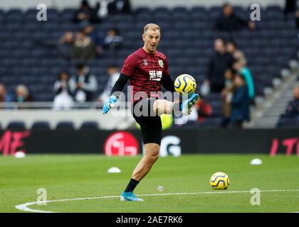 Tottenham Hotspur Stadium, Londres, Royaume-Uni. 7 Décembre, 2019. English Premier League, Tottenham Hotspur contre Burnley, le gardien de but Joe Hart de Burnley au cours de match pré réchauffer avec gardien Bailey Peacock-Farrell de Burnley - strictement usage éditorial uniquement. Pas d'utilisation non autorisée avec l'audio, vidéo, données, listes de luminaire, club ou la Ligue de logos ou services 'live'. En ligne De-match utilisation limitée à 120 images, aucune émulation. Aucune utilisation de pari, de jeux ou d'un club ou la ligue/player Crédit : publications Plus Sport Action/Alamy Live News Banque D'Images