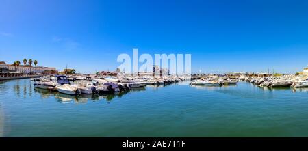 Panorama montrant des lignes de bateaux et de yachts amarrés au port de plaisance de Faro. Faro Algarve Portugal. Banque D'Images