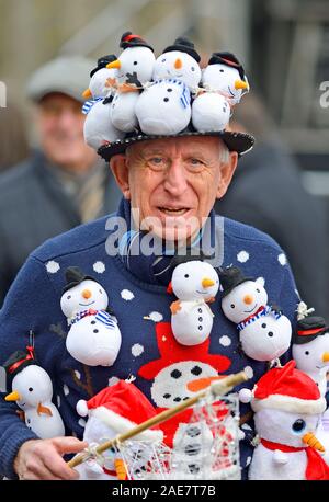 Rochester, Kent, UK. 7 décembre 2019. Le premier jour du festival de Noël de Dickens Rochester annuel est en cours avec la traditionnelle parade dans la rue principale. Le Prince Charles déguisé ? Banque D'Images