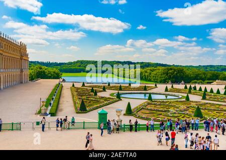 Grande vue aérienne du beau Parterre sud, aussi appelé le Jardin des Fleurs Jardin), du jardin de Versailles à côté de l'aile sud... Banque D'Images