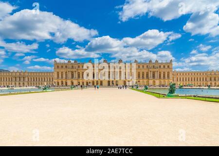 Belle vue panoramique sur la façade ouest du palais de Versailles du parterre d'eau avec deux bassins rectangulaires et un sentier de gravier dans le centre de... Banque D'Images