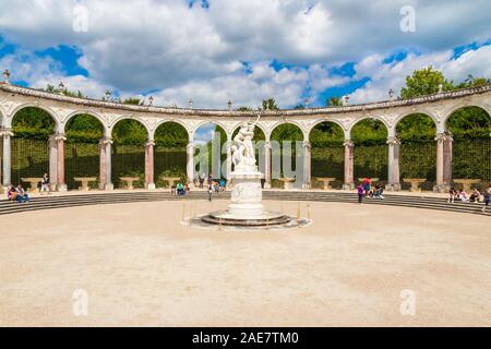 Belle vue sur la colonnade, une circulaire double péristyle voûté dans les jardins de Versailles sur une belle journée d'été. Le centre est orné de la... Banque D'Images