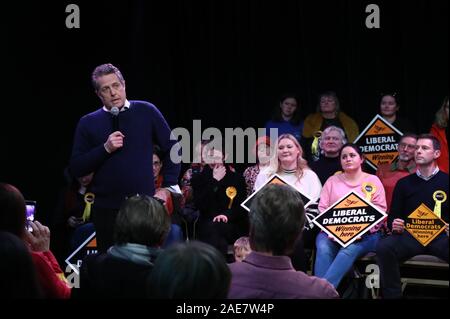 Acteur Hugh Grant s'adressant aux partisans libéraux démocrates à Walton-on-Thames, dans l'Esher & Walton circonscription. Banque D'Images