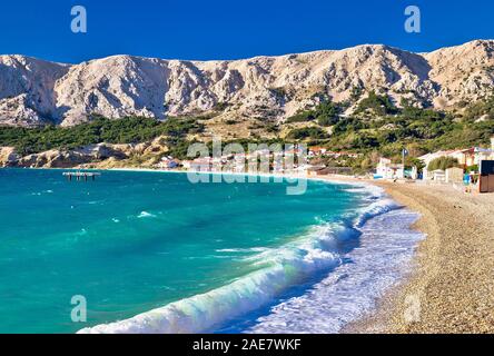Baska. Cadre idyllique plage de galets avec de hautes vagues dans la ville de Baska, île de Krk, dans la baie de Kvarner de Croatie Banque D'Images