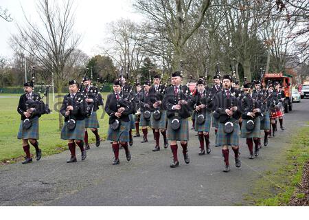 Edinburgh, Ecosse, Royaume-Uni. 7 décembre 2019. Festival Noël à Stockbridge Édimbourg, le festival démarre avec la Santa parade menée par le Stockbridge Pipe Band, suivi par le père Noël et ses rennes, l'itinéraire se termine à Inverleith Park. Stockbridge pipe band sur les sentiers de l'Inverleith Park. Credit : Craig Brown/Alamy Live News Banque D'Images