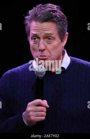 Acteur Hugh Grant s'adressant aux partisans libéraux démocrates à Walton-on-Thames, dans l'Esher & Walton circonscription. Banque D'Images