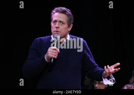 Acteur Hugh Grant s'adressant aux partisans libéraux démocrates à Walton-on-Thames, dans l'Esher & Walton circonscription. Banque D'Images