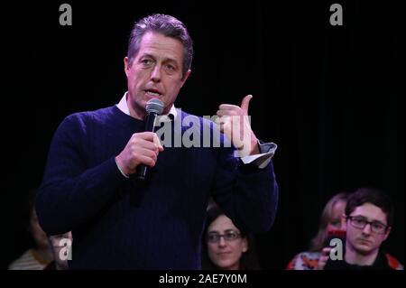 Acteur Hugh Grant s'adressant aux partisans libéraux démocrates à Walton-on-Thames, dans l'Esher & Walton circonscription. Banque D'Images