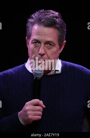 Acteur Hugh Grant s'adressant aux partisans libéraux démocrates à Walton-on-Thames, dans l'Esher & Walton circonscription. Banque D'Images