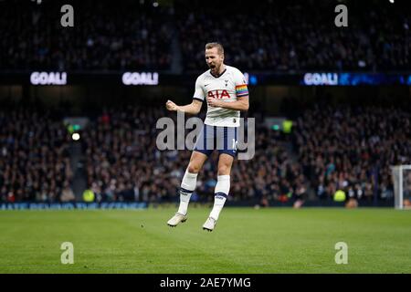 Tottenham Hotspur Stadium, Londres, Royaume-Uni. 7 décembre 2019, Tottenham Hotspur Stadium, Londres, Angleterre ; English Premier League, Tottenham Hotspur contre Burnley, Harry Kane de Tottenham Hotspur célèbre après avoir marqué son premier but dans l'autre 4e minute pour le rendre 1-0 - strictement usage éditorial uniquement. Pas d'utilisation non autorisée avec l'audio, vidéo, données, listes de luminaire, club ou la Ligue de logos ou services 'live'. En ligne De-match utilisation limitée à 120 images, aucune émulation. Aucune utilisation de pari, de jeux ou d'un club ou la ligue/dvd publications Banque D'Images