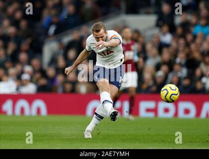 Tottenham Hotspur Stadium, Londres, Royaume-Uni. 7 décembre 2019, Tottenham Hotspur Stadium, Londres, Angleterre ; English Premier League, Tottenham Hotspur contre Burnley, Harry Kane de Tottenham Hotspur shoots de marquer son 1er but dans les côtés de la 4e minute pour le rendre 1-0 - strictement usage éditorial uniquement. Pas d'utilisation non autorisée avec l'audio, vidéo, données, listes de luminaire, club ou la Ligue de logos ou services 'live'. En ligne De-match utilisation limitée à 120 images, aucune émulation. Aucune utilisation de pari, de jeux ou d'un club ou la ligue/dvd publications Banque D'Images